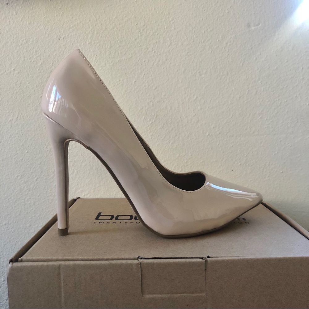 NWOT Pointed Nude Pumps